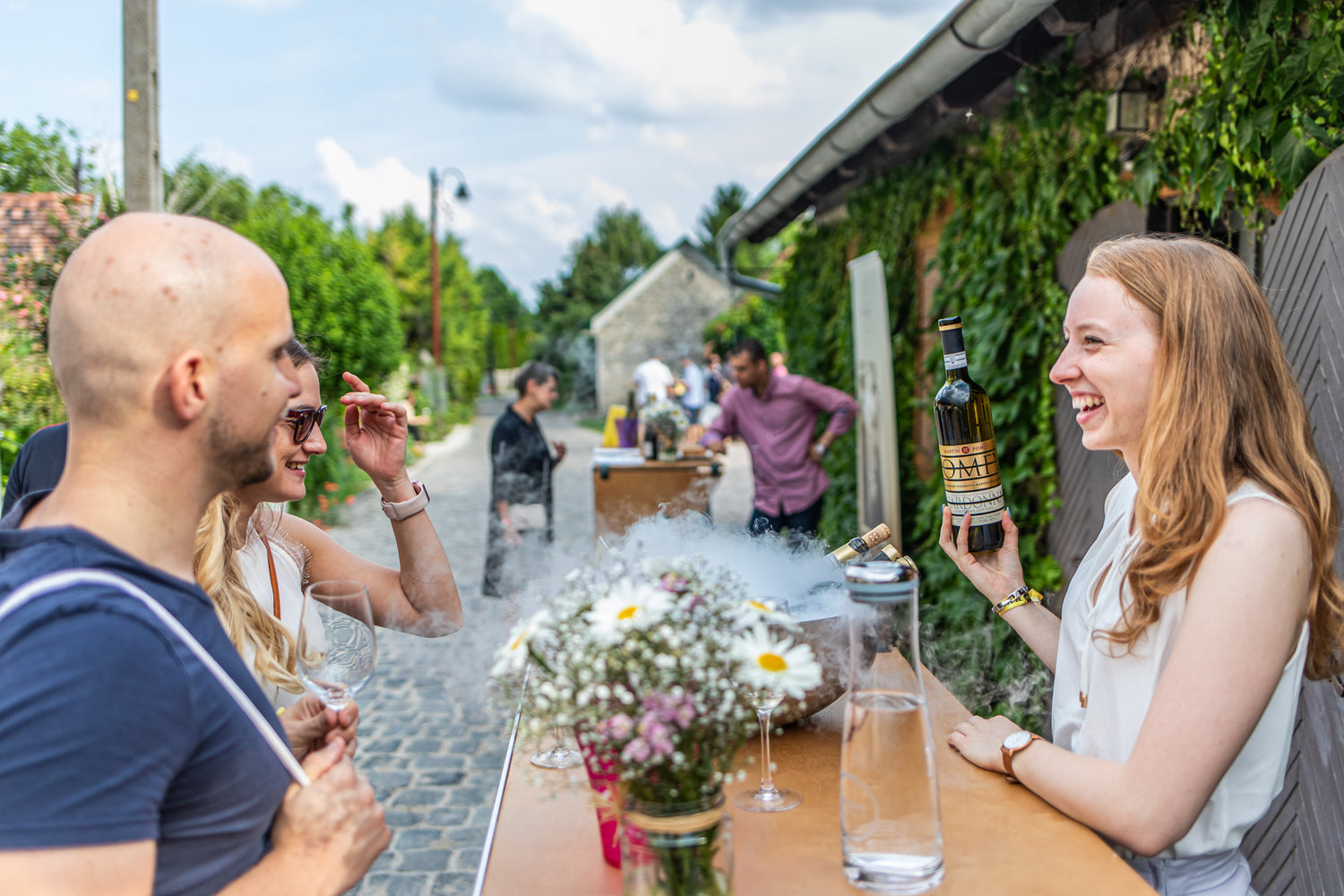 Personen Lachen mit Wein